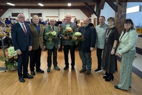 Die Preisträger des Heimatpreises 2025 (mittig mit Blumenstrauß, v.l.n.r.): Bernhard Fecke, Josef Spellerberg und Ralf Zumbrock für den Naturbad Altenautal e.V.