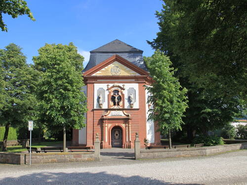 Vergrößert das Bild: "Außenansicht des Eingangsportals der Wallfahrtskapelle in Kleinenberg"