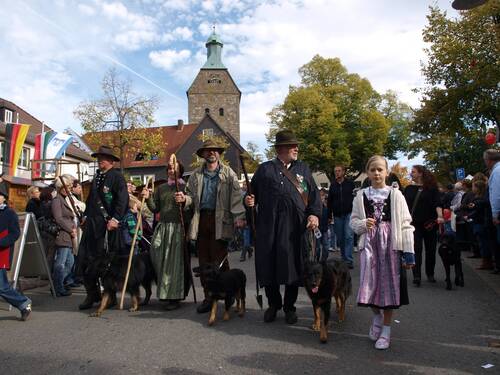 Vergrößert das Bild: "Teilnehmer des Umzuges während des Wildschütz-Klostermann-Marktes in Lichtenau"