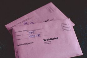Briefwahlumschläge in rot