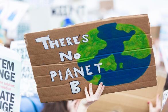 Plakat mit Aufschrift "There is no planet B"