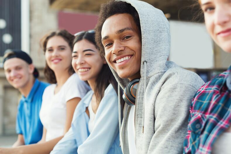 Mehrere Teenager verbringen zusammen Zeit