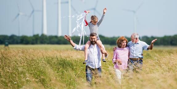 Mehrgenerationen-Familienspaziergänge auf dem Feld auf dem Windpark.
