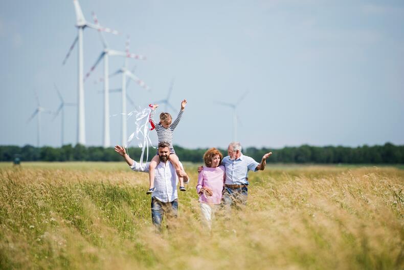 Mehrgenerationen-Familienspaziergänge auf dem Feld auf dem Windpark.
